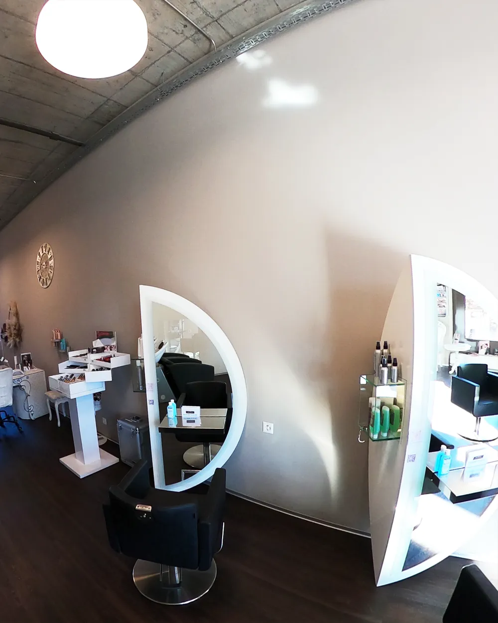 Coiffeur-Arbeitsplätze mit runden Spiegeln im House of Beauty Winterthur