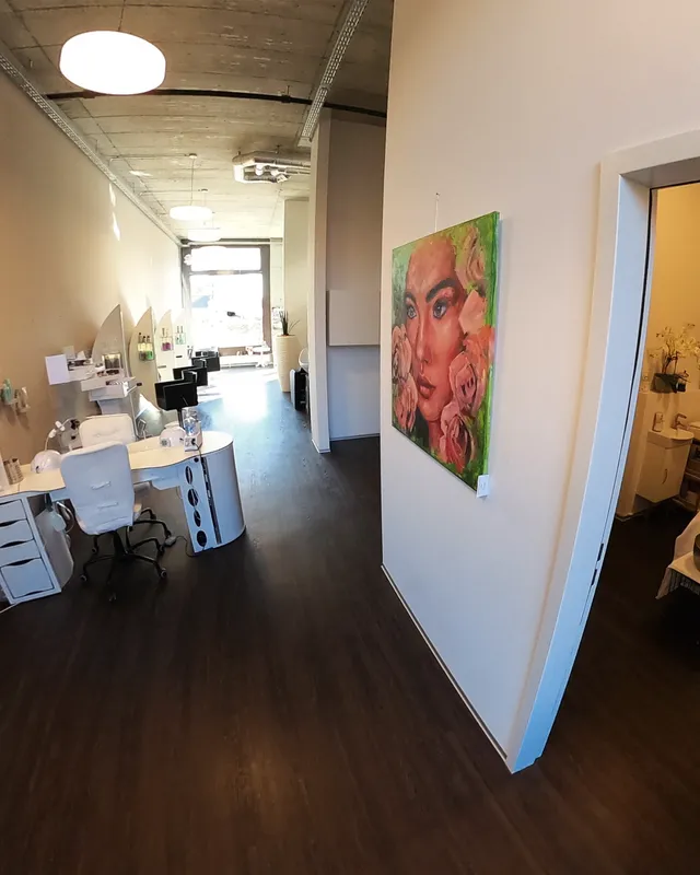 Blick durch den Salon zum Behandlungsraum